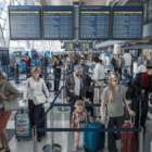 find out why your weekend at london-heathrow airport could be chaotic. between delays, strikes and the influx of passengers, get ready to navigate a complex airport environment. find out about tips and tricks to avoid hassle.