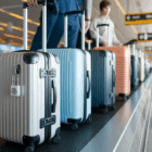 découvrez nos conseils pratiques sur la sécurité de vos bagages en avion. est-il préférable de verrouiller sa valise avant de la remettre en soute ? explorez les avantages et inconvénients pour un voyage serein.