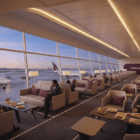 découvrez le premier salon premium de qatar airways aux états-unis, situé dans le nouveau terminal 1 de l'aéroport jfk à new york. profitez d'une expérience de voyage exclusive alliant confort, élégance et services haut de gamme.